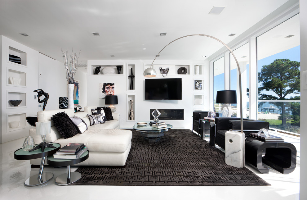 Exemple d'une salle de séjour tendance avec un mur blanc, une cheminée ribbon et un téléviseur fixé au mur.