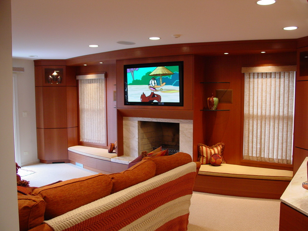 Idee per un soggiorno design con pareti beige, moquette, camino classico e TV a parete