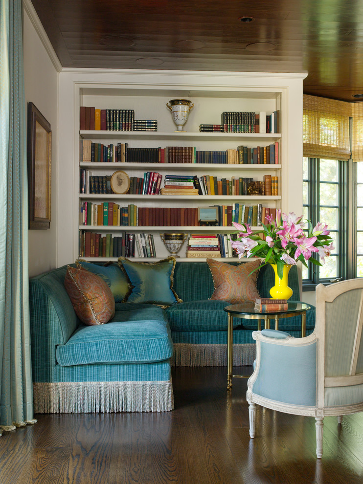 Стильный дизайн: гостиная комната в классическом стиле с с книжными шкафами и полками, белыми стенами и темным паркетным полом - последний тренд