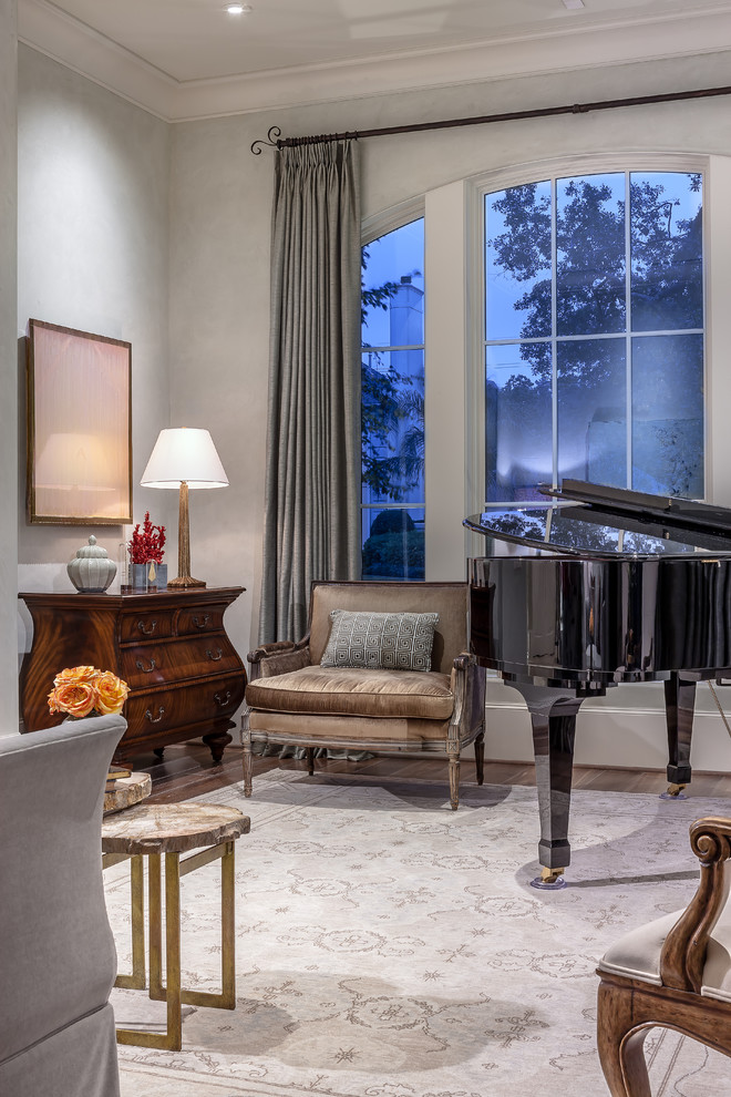 Стильный дизайн: изолированная гостиная комната среднего размера в классическом стиле с музыкальной комнатой, серыми стенами и паркетным полом среднего тона без камина, телевизора - последний тренд
