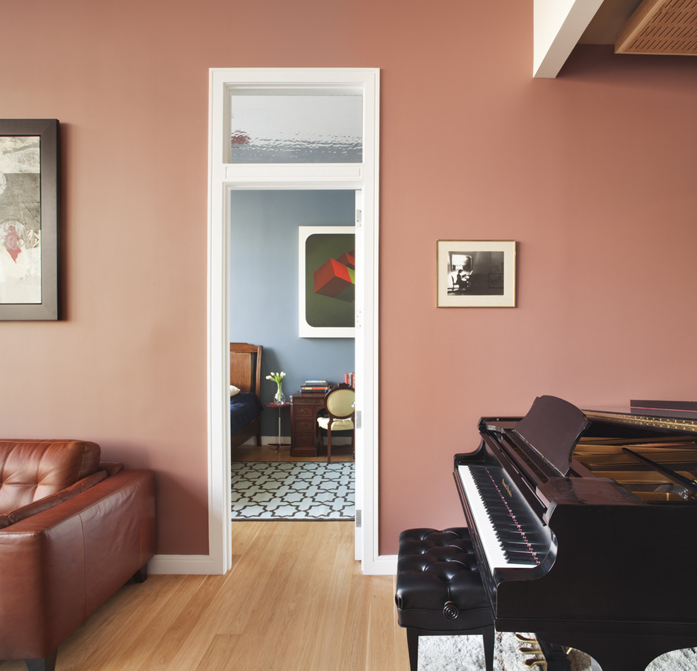 Aménagement d'une salle de séjour contemporaine avec un mur rose.