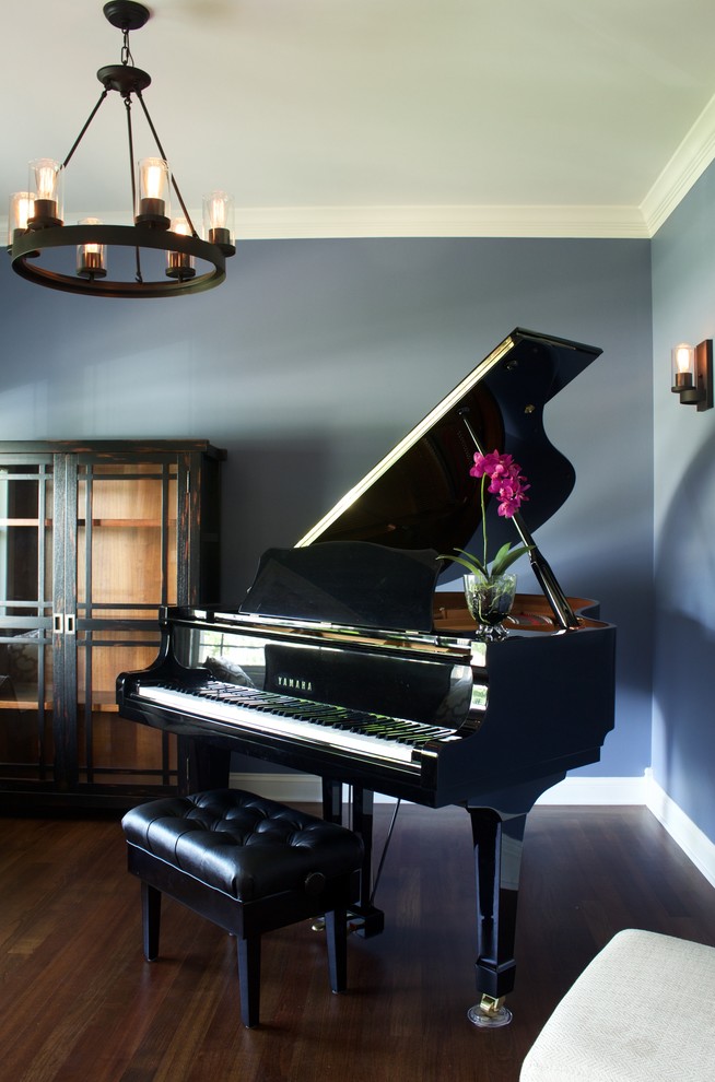 Ejemplo de sala de estar con rincón musical abierta vintage de tamaño medio sin chimenea y televisor con paredes azules y suelo de madera oscura