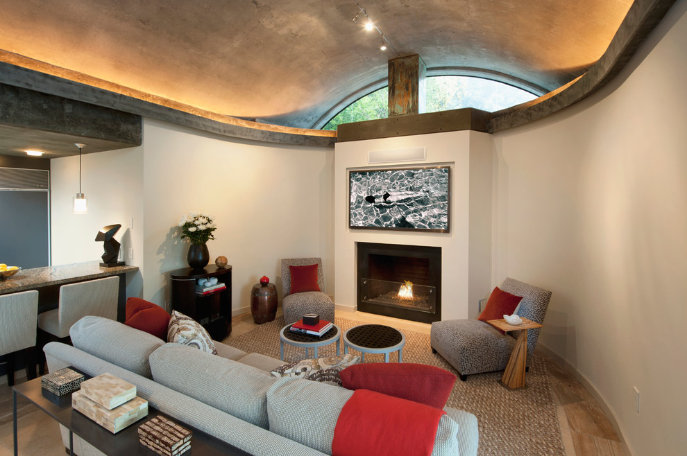 Ejemplo de sala de estar abierta contemporánea de tamaño medio con paredes blancas, todas las chimeneas, marco de chimenea de metal, televisor colgado en la pared y suelo de madera clara