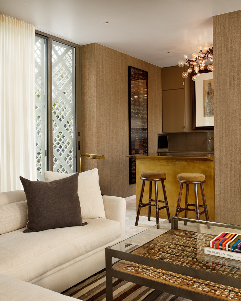 Idée de décoration pour une grande salle de séjour design ouverte avec un mur beige, un sol beige, un sol en travertin, une cheminée standard et un téléviseur fixé au mur.