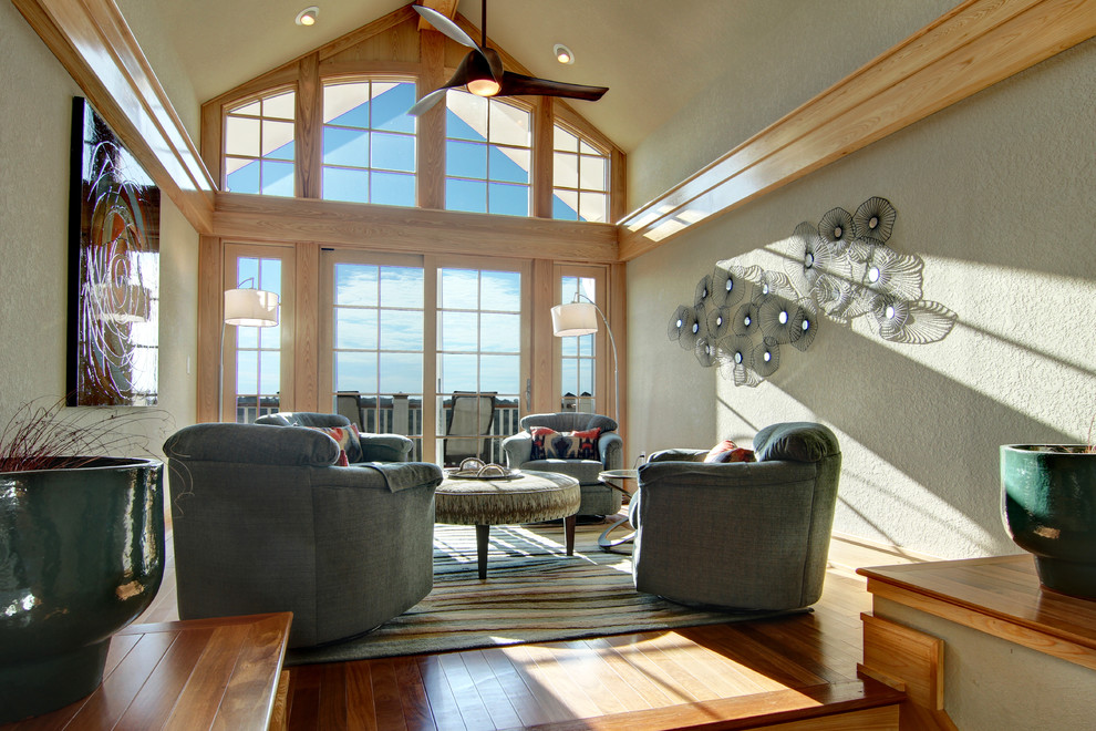Modelo de sala de estar tipo loft marinera de tamaño medio sin chimenea y televisor con paredes beige y suelo de madera en tonos medios