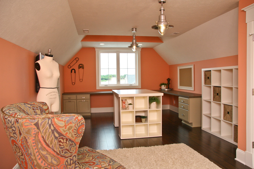 Пример оригинального дизайна: большая изолированная гостиная комната в классическом стиле с оранжевыми стенами, темным паркетным полом и ковром на полу