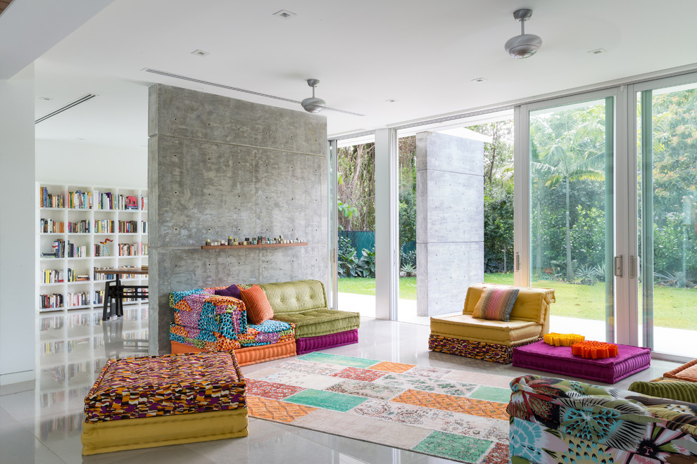 Offenes Modernes Wohnzimmer mit grauer Wandfarbe und weißem Boden in Miami