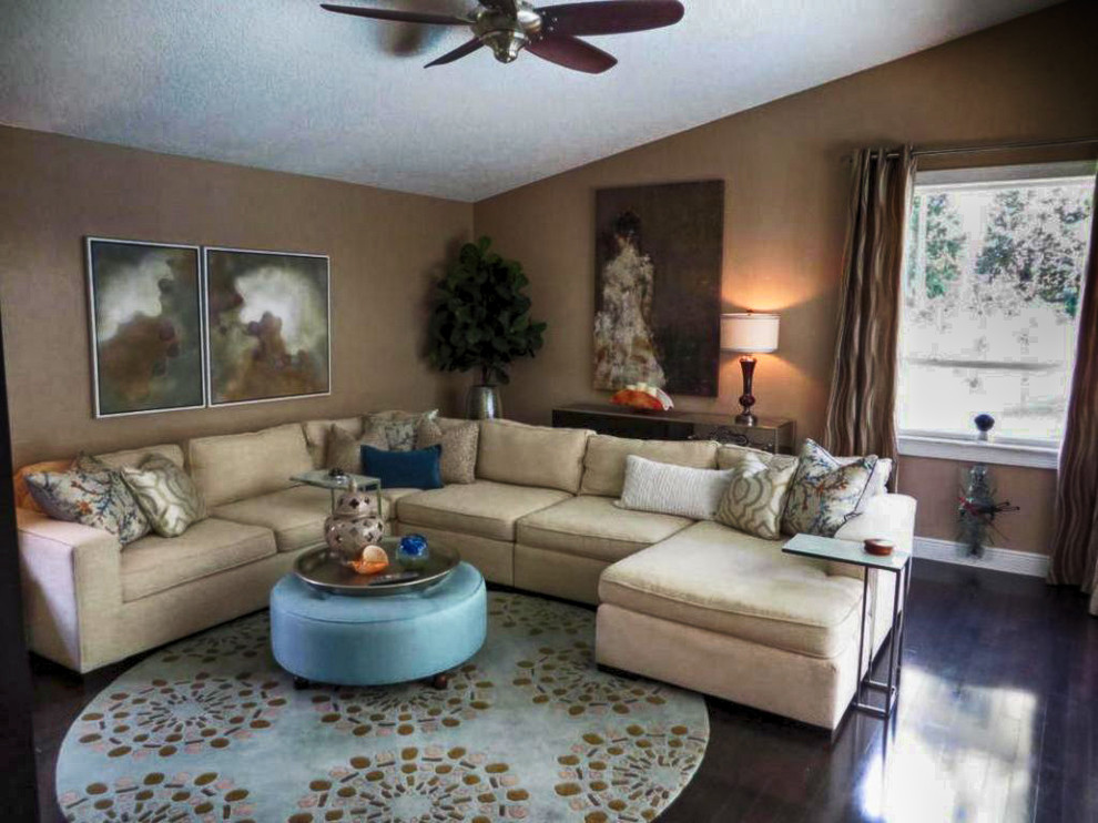 Immagine di un soggiorno chic di medie dimensioni e aperto con pareti beige, nessun camino e TV autoportante