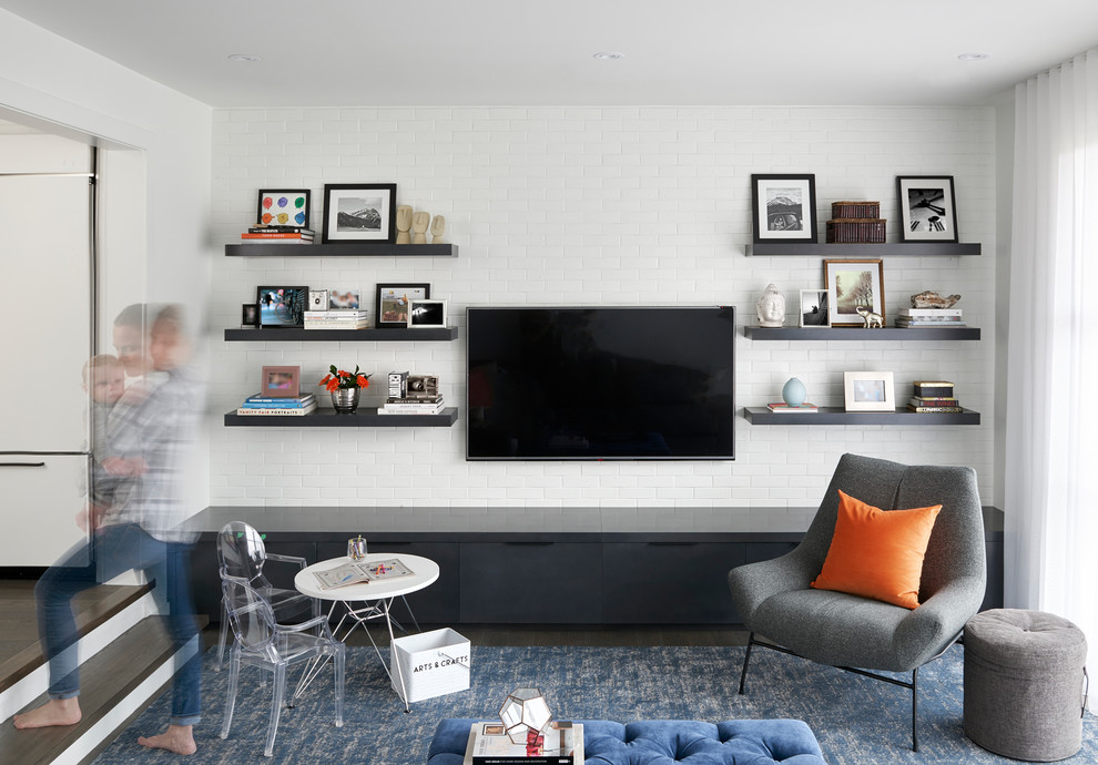 На фото: изолированная гостиная комната среднего размера в современном стиле с белыми стенами и телевизором на стене