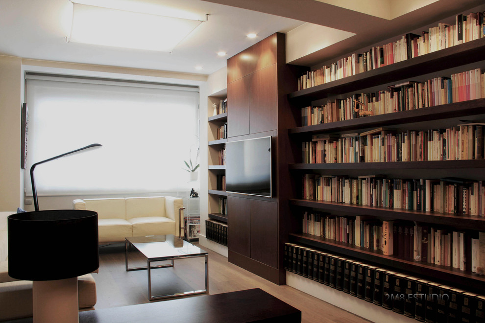 На фото: изолированная гостиная комната среднего размера в современном стиле с с книжными шкафами и полками, бежевыми стенами и паркетным полом среднего тона без камина, телевизора
