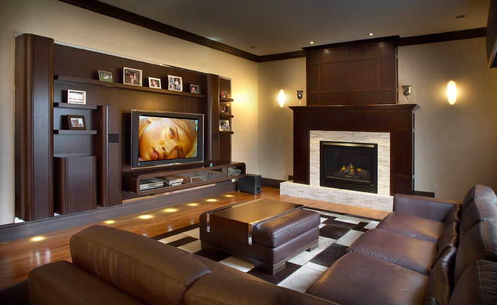 Ispirazione per un soggiorno design con pareti beige, pavimento in legno massello medio, camino classico e parete attrezzata
