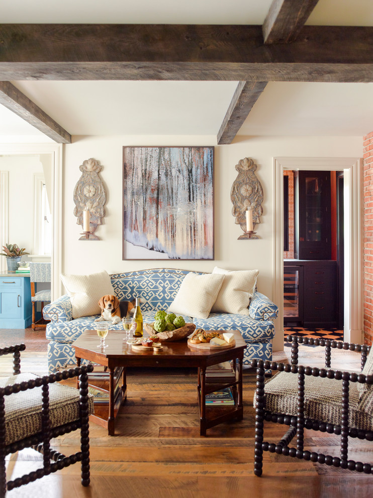 Fernseherloses Landhausstil Wohnzimmer mit braunem Holzboden in New York