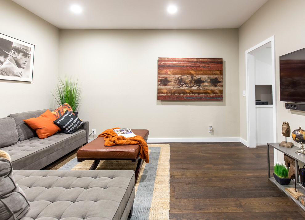 Источник вдохновения для домашнего уюта: открытая гостиная комната среднего размера в стиле неоклассика (современная классика) с темным паркетным полом, телевизором на стене, серыми стенами и коричневым полом