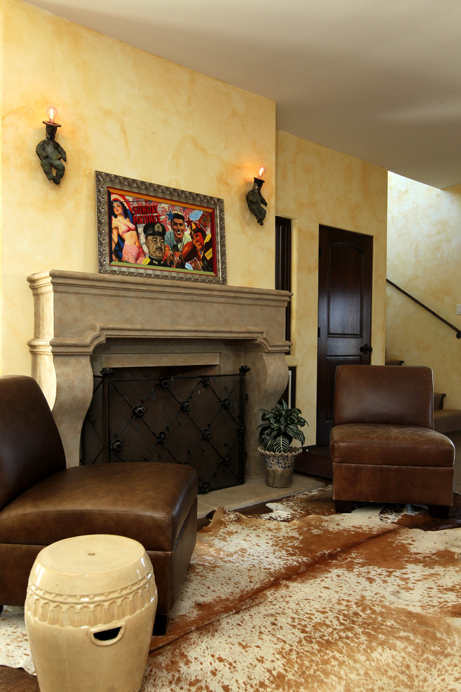 Imagen de sala de estar abierta clásica pequeña sin televisor con suelo de madera oscura, paredes amarillas, todas las chimeneas, marco de chimenea de piedra y suelo marrón