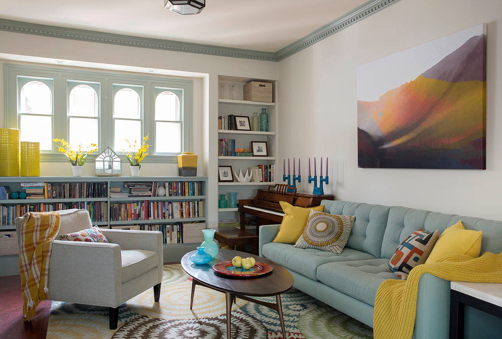 Mittelgroßes, Offenes Retro Wohnzimmer mit weißer Wandfarbe, Multimediawand und Teppichboden in Boston