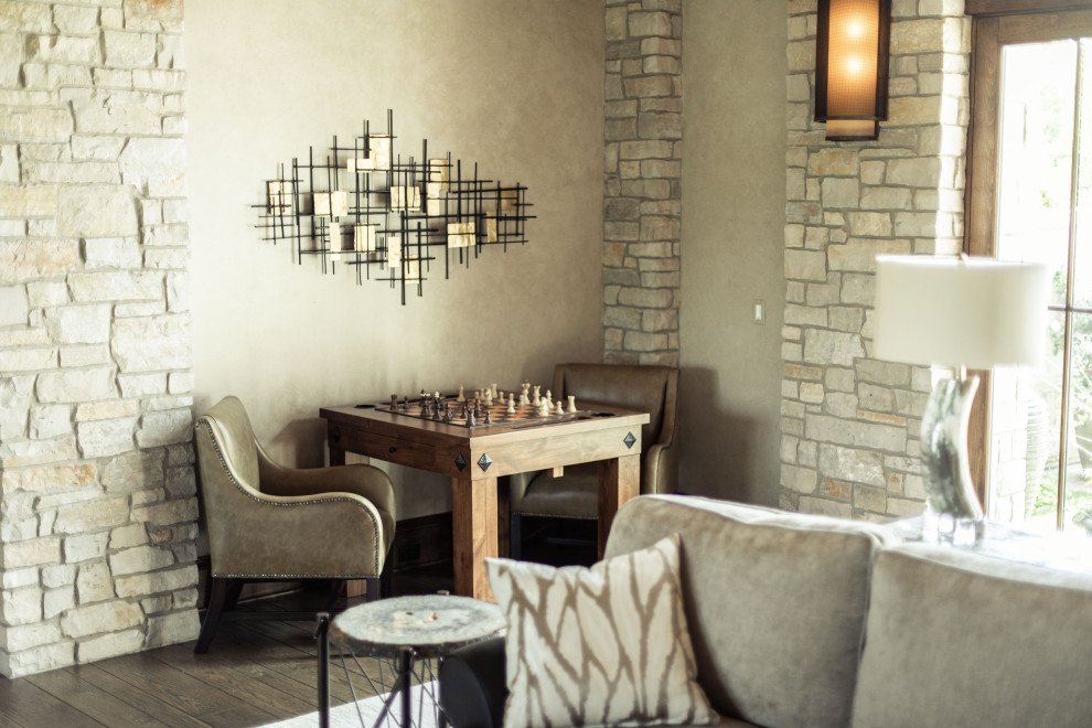 Inspiration pour une très grande salle de séjour traditionnelle fermée avec un mur gris, un sol en bois brun et un sol marron.