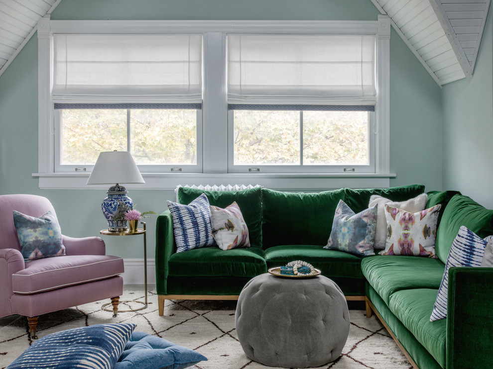Стильный дизайн: открытая гостиная комната среднего размера в стиле неоклассика (современная классика) с зелеными стенами, серым полом и ковром на полу без камина, телевизора - последний тренд