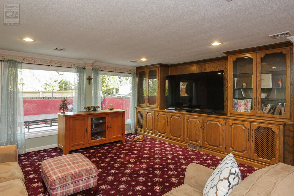 Imagen de sala de juegos en casa cerrada grande sin chimenea con paredes verdes, moqueta, televisor independiente y suelo rojo