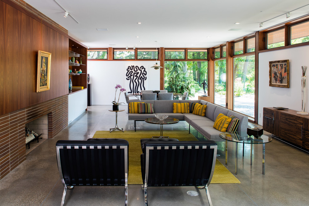 Diseño de sala de estar vintage grande con marco de chimenea de ladrillo