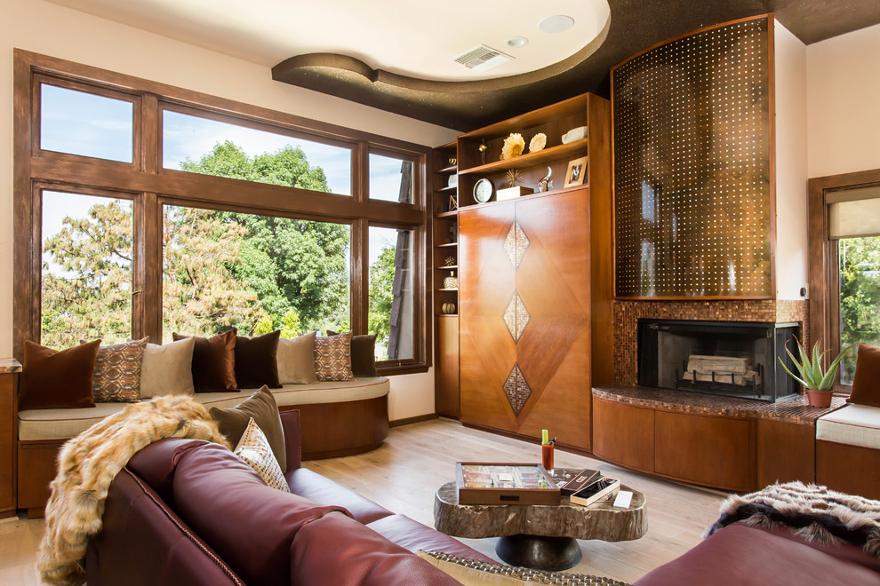Imagen de sala de estar tipo loft ecléctica extra grande con paredes beige, suelo de madera clara, todas las chimeneas y marco de chimenea de baldosas y/o azulejos