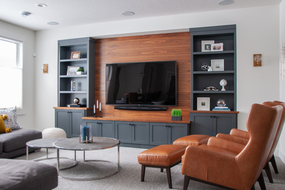 Immagine di un soggiorno tradizionale con pareti bianche, moquette, TV a parete e pavimento grigio