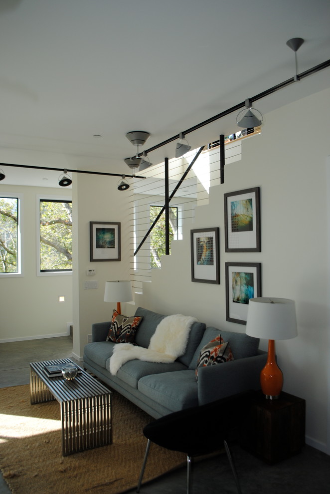 Idéer för ett mellanstort modernt allrum på loftet, med vita väggar och betonggolv