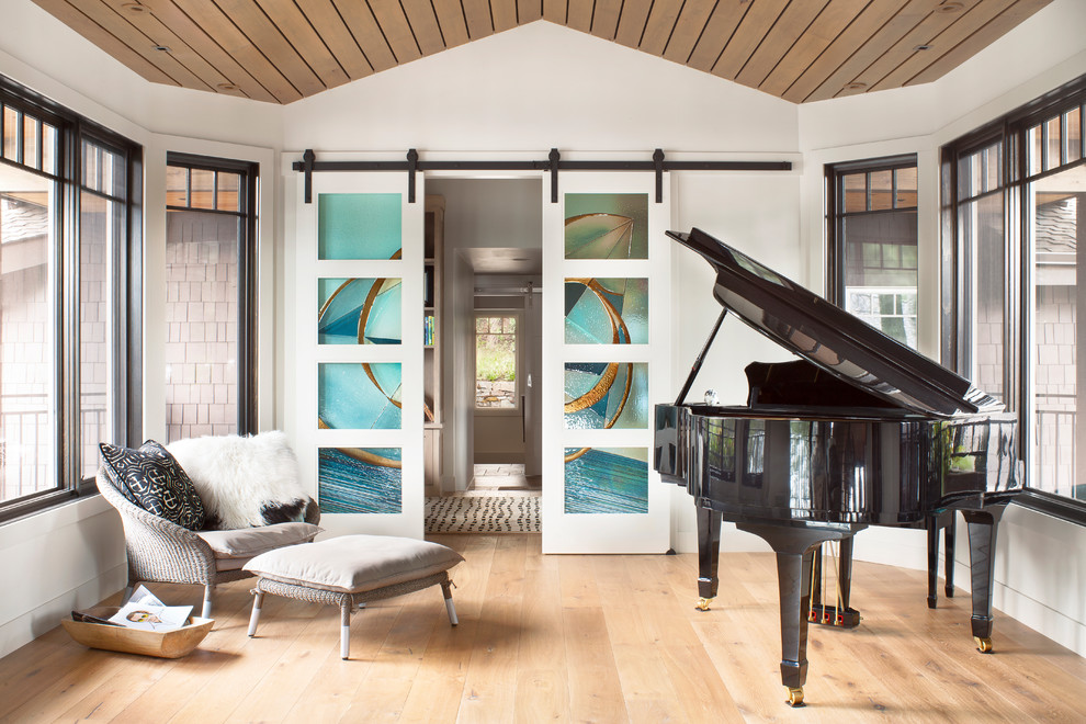 На фото: гостиная комната в стиле неоклассика (современная классика) с серыми стенами с