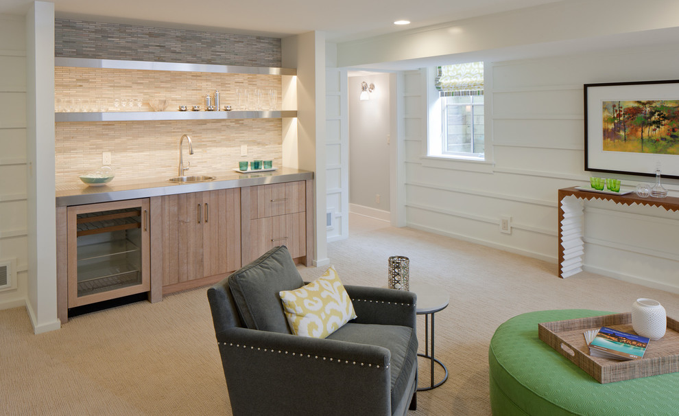 Maritimes Wohnzimmer mit Hausbar, weißer Wandfarbe und Teppichboden in Grand Rapids
