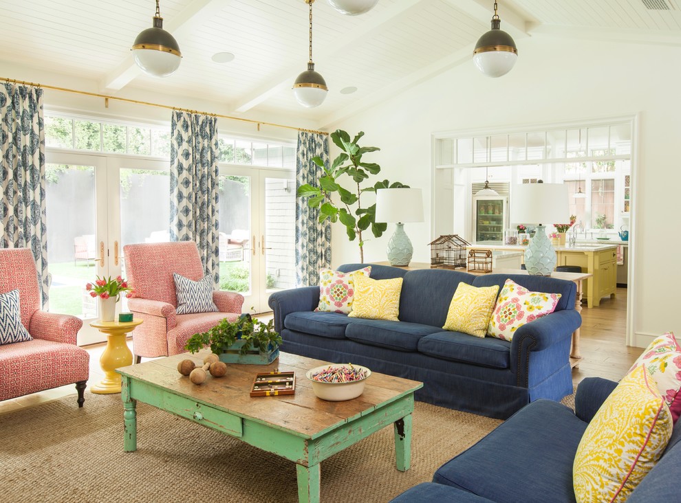 Geräumiges, Offenes Landhausstil Wohnzimmer mit weißer Wandfarbe, hellem Holzboden, TV-Wand und braunem Boden in Los Angeles
