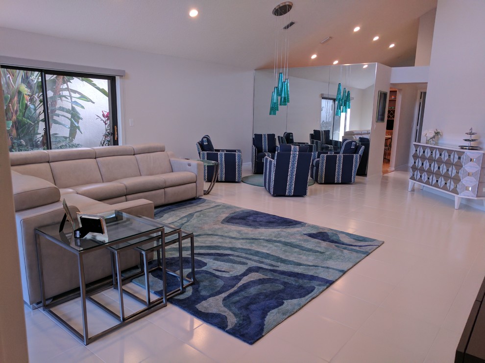 Foto di un soggiorno minimal di medie dimensioni e aperto con pareti bianche, pavimento con piastrelle in ceramica, nessun camino e pavimento bianco