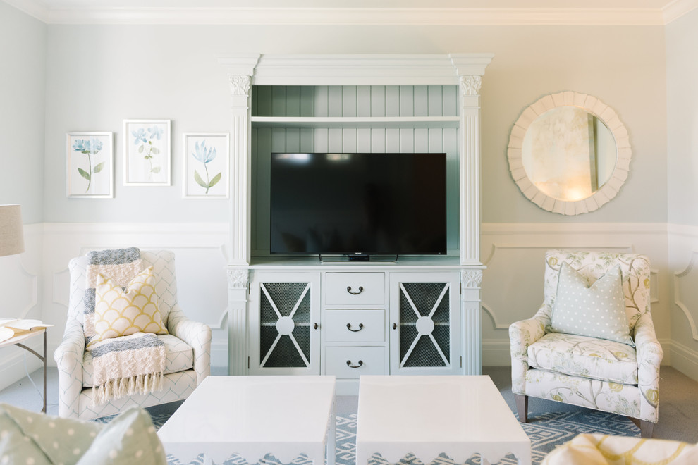 Diseño de sala de estar clásica renovada con paredes blancas y moqueta