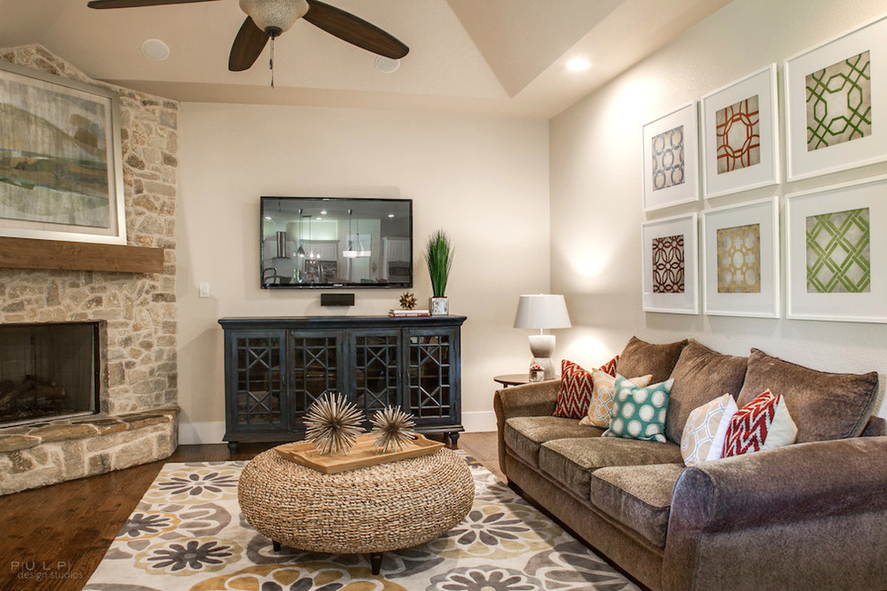Mittelgroßes, Abgetrenntes Klassisches Wohnzimmer mit beiger Wandfarbe, dunklem Holzboden, Eckkamin, Kaminumrandung aus Stein und TV-Wand in Dallas