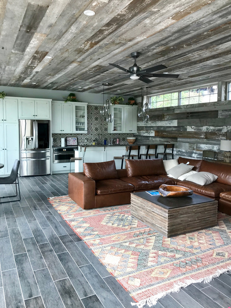Immagine di un soggiorno design di medie dimensioni e aperto con pareti grigie, pavimento in vinile e pavimento grigio