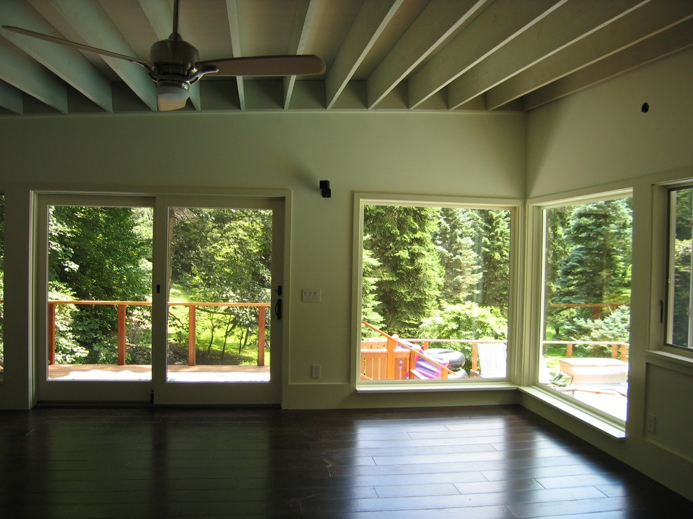 Diseño de sala de estar cerrada tradicional de tamaño medio sin chimenea y televisor con paredes beige y suelo de madera oscura