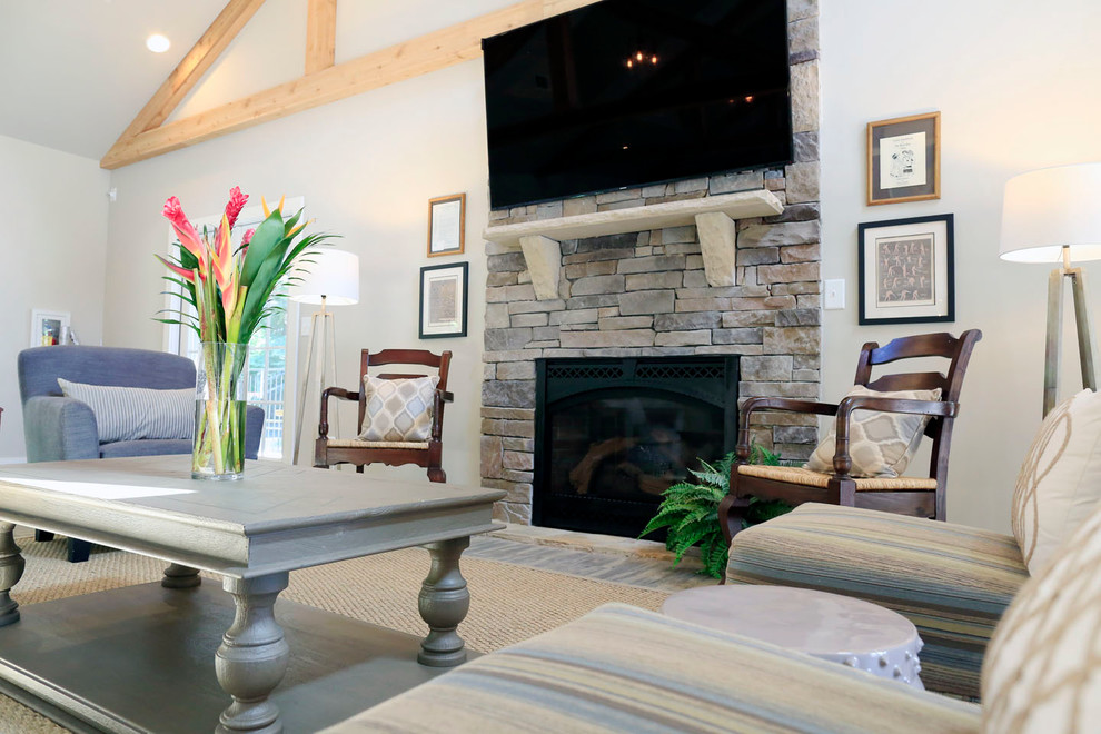 Exemple d'une salle de séjour craftsman de taille moyenne et ouverte avec un mur beige, un téléviseur fixé au mur et un sol gris.