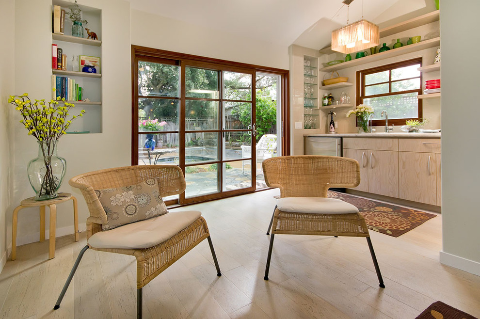Modernes Wohnzimmer mit beiger Wandfarbe und hellem Holzboden in San Francisco