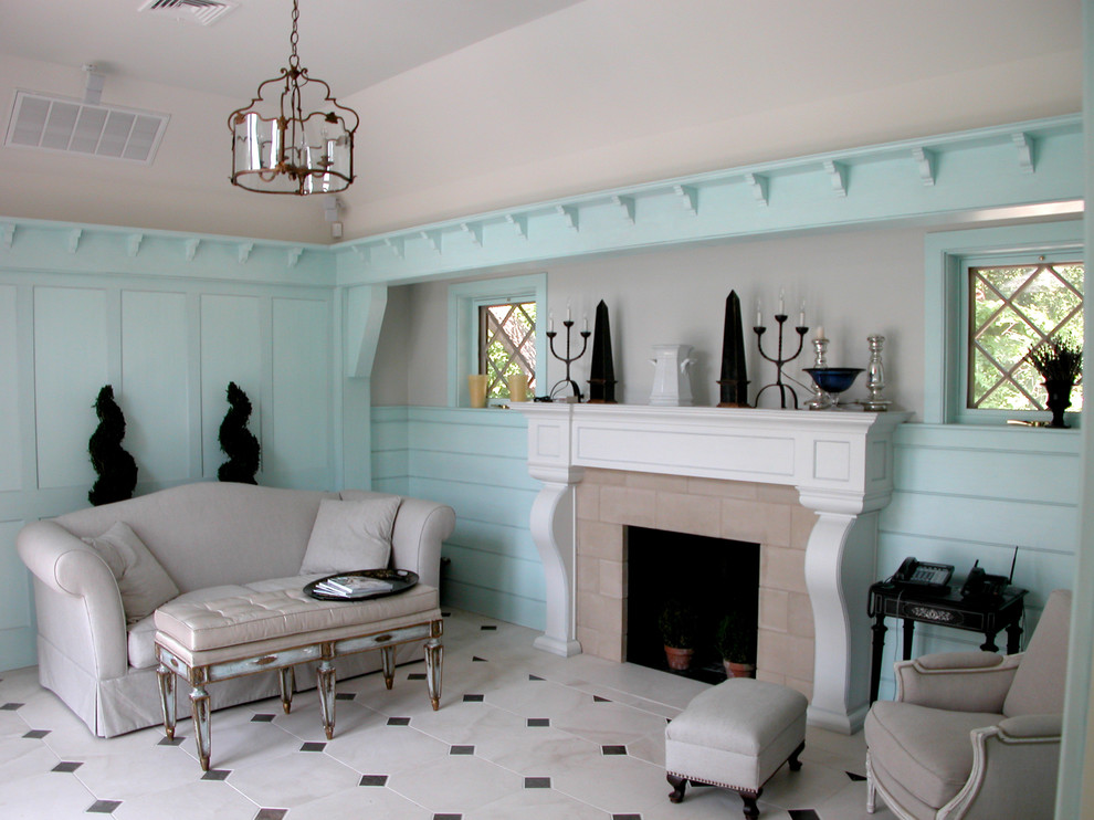 Пример оригинального дизайна: маленькая открытая гостиная комната в морском стиле с синими стенами, полом из керамической плитки, стандартным камином, фасадом камина из плитки и белым полом для на участке и в саду