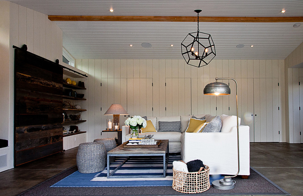 Diseño de sala de estar contemporánea con suelo de cemento y alfombra
