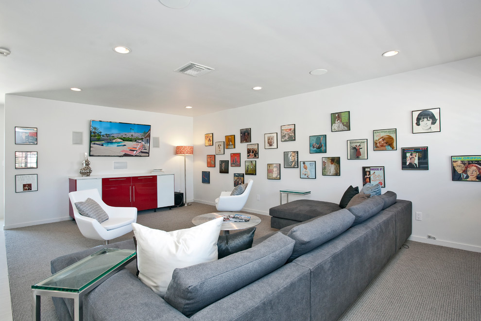 Пример оригинального дизайна: изолированная гостиная комната в стиле модернизм с белыми стенами, ковровым покрытием и телевизором на стене без камина