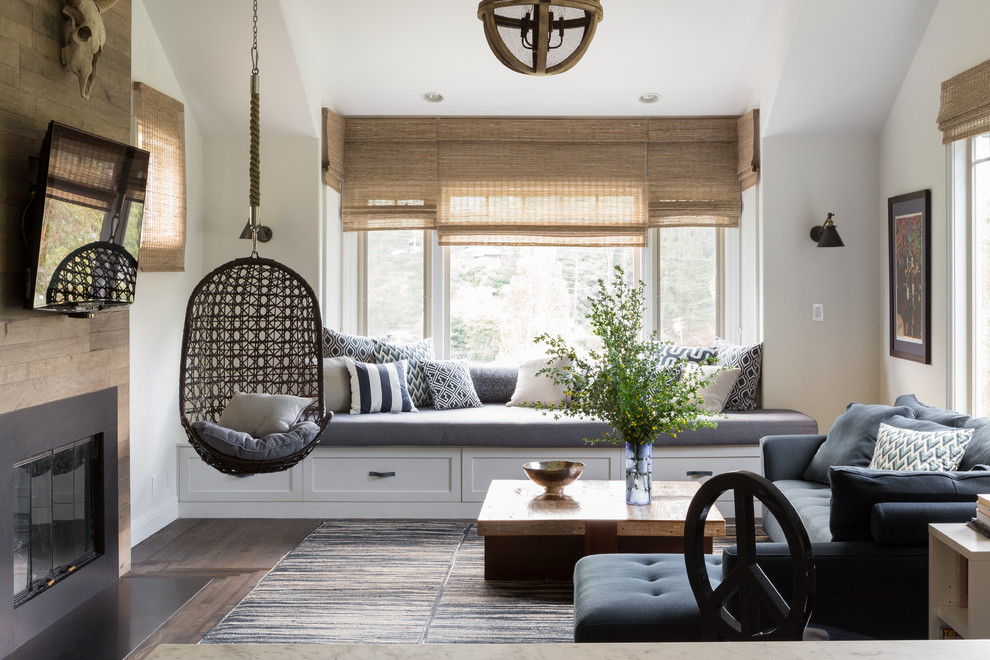Country Wohnzimmer mit weißer Wandfarbe, dunklem Holzboden, Kamin und Kaminumrandung aus Holz in San Francisco