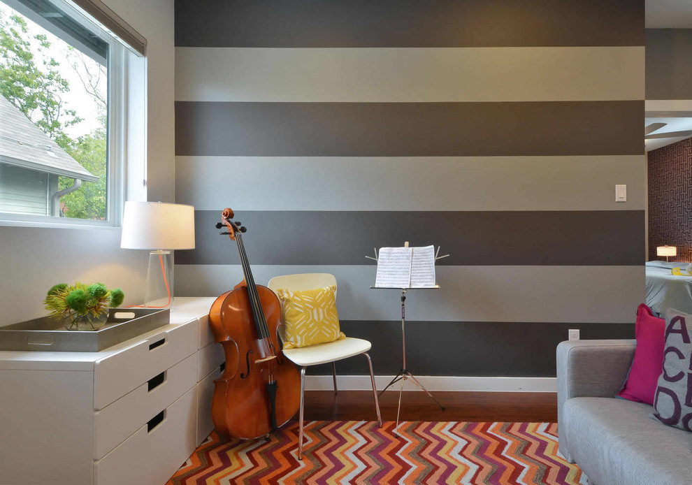 Idee per un piccolo soggiorno design aperto con sala della musica, pareti grigie, parquet scuro e nessuna TV