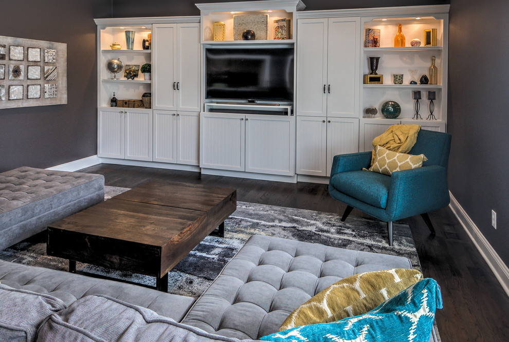 На фото: большая изолированная гостиная комната в стиле неоклассика (современная классика) с серыми стенами, паркетным полом среднего тона и отдельно стоящим телевизором без камина
