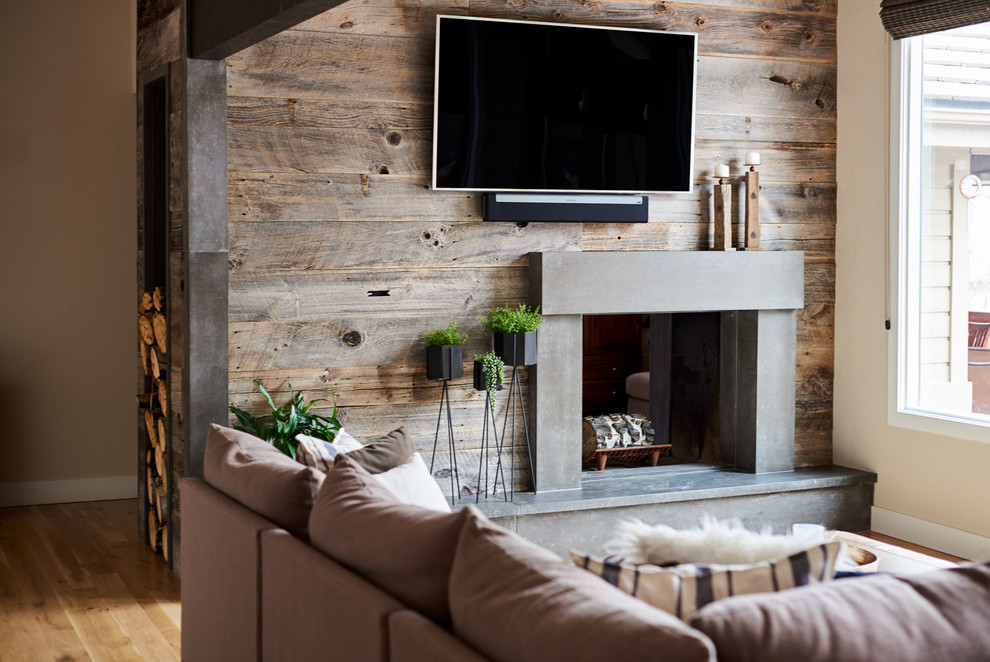 Пример оригинального дизайна: открытая гостиная комната среднего размера в современном стиле с коричневыми стенами, светлым паркетным полом, двусторонним камином, фасадом камина из бетона, телевизором на стене и коричневым полом