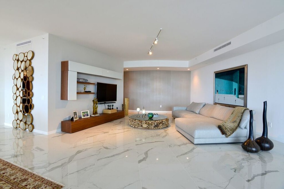 Großes, Offenes Modernes Wohnzimmer ohne Kamin mit grauer Wandfarbe, Marmorboden, TV-Wand und grauem Boden in Miami