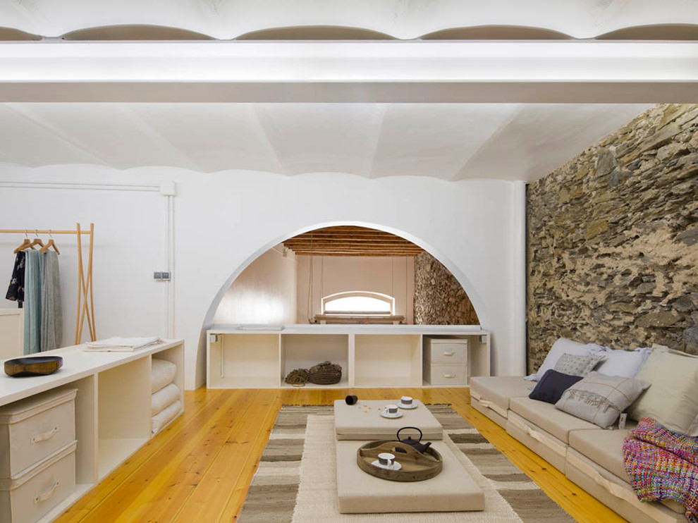 Immagine di un piccolo soggiorno minimal stile loft con sala giochi