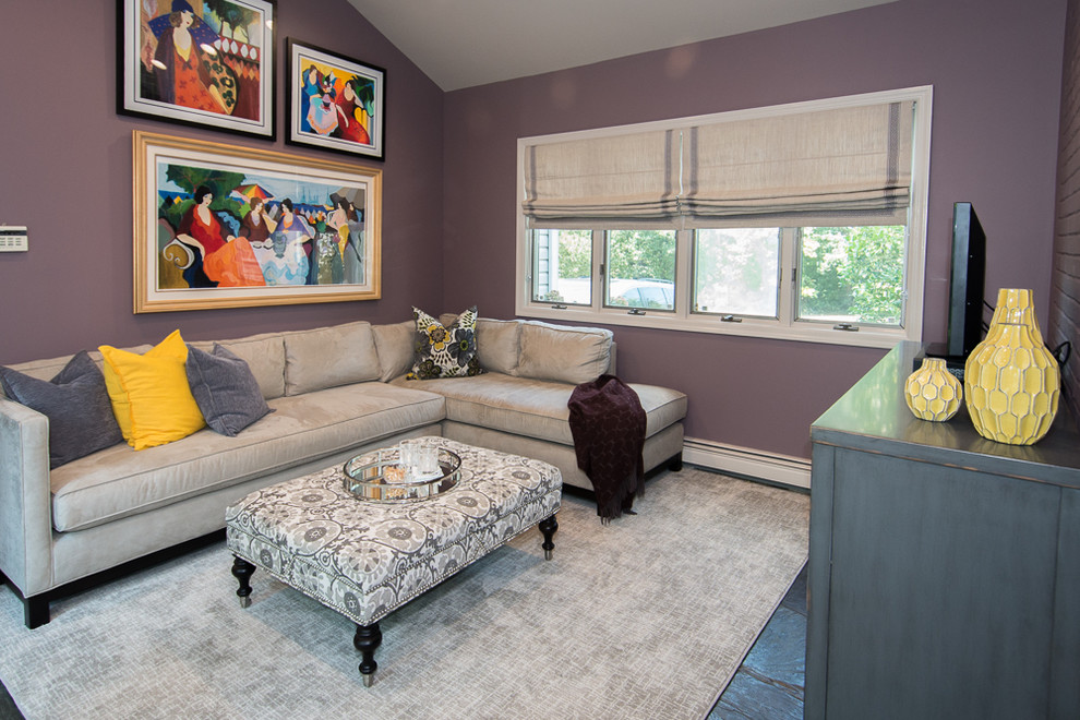Immagine di un soggiorno tradizionale di medie dimensioni e aperto con pareti viola, pavimento in ardesia e pavimento grigio