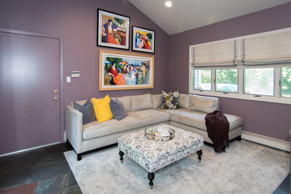 Cette photo montre une salle de séjour chic de taille moyenne et ouverte avec un mur violet, un sol en ardoise et un sol gris.