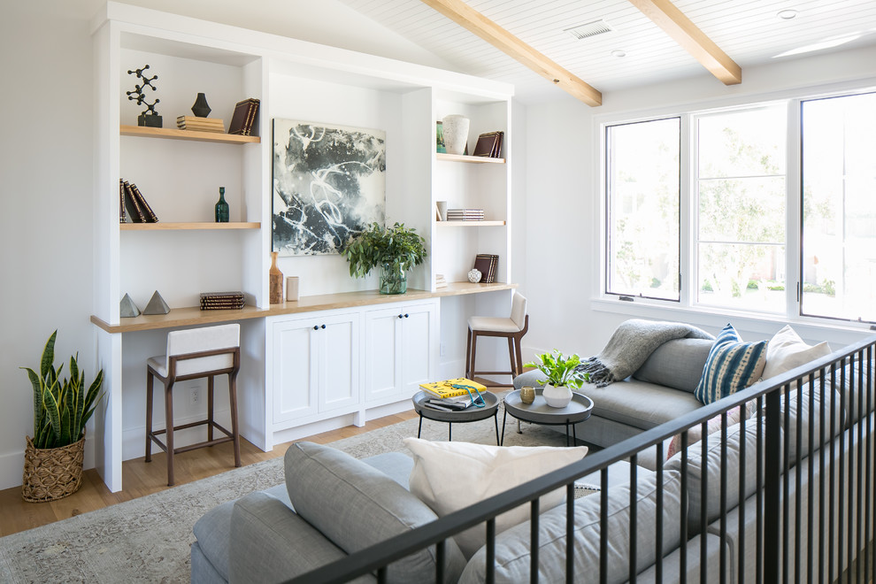 Foto de sala de estar abierta clásica renovada con paredes blancas, suelo de madera en tonos medios y suelo marrón