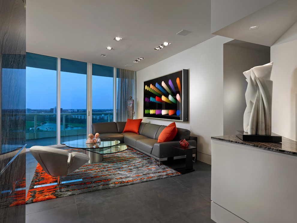 Идея дизайна: большая изолированная гостиная комната в современном стиле с белыми стенами, бетонным полом и мультимедийным центром