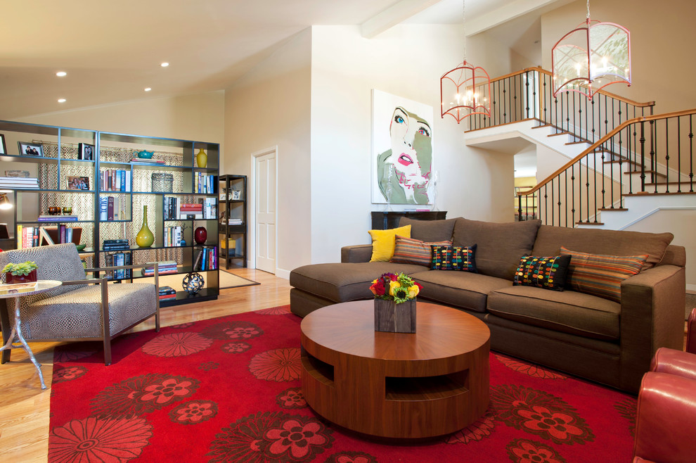 Diseño de sala de estar abierta contemporánea grande con paredes beige, suelo de madera en tonos medios, todas las chimeneas, marco de chimenea de piedra y televisor colgado en la pared